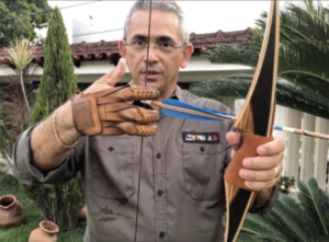 Mão que segura a corda do arco